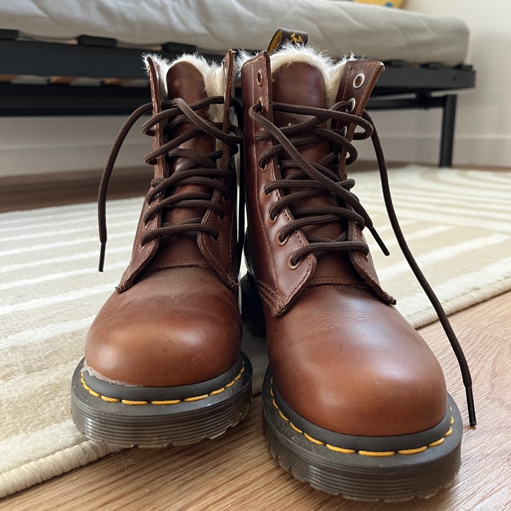 DR. MARTENS 1460 Serena Faux-Fur Lace Up Boots Size 5 - Picture 2 of 4